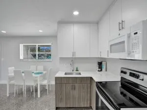 Coastal Charm Cozy 2BR Retreat in Pompano Beach - Lighthouse Point