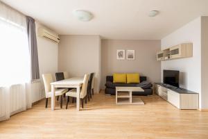 Two-Bedroom Apartment room in Maple Tree Budget Apartments