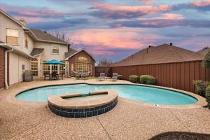 5 Bedrooms Backyard Oasis - Groups Welcome - 4hvězdičkové hotely ve městě Plano