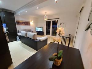 Angelmoon modern & sea views