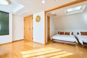 L-Large 3Bedroom Luxury Condo, 140sqm Max 19 PPL, 7mins walk to station, Elevator,QuiteArea