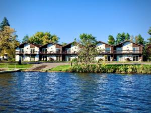 Bridge Inn Tomahawk - Room 105, Pet Allow Per Request, 2 Queen Size Beds, Walkout, River View