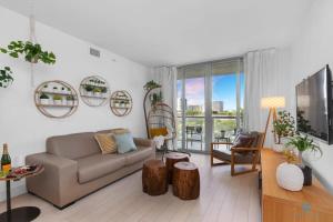 Tropical Apartment with Balcony - Pool - Up To 4 - Gym