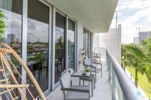 Tropical Apartment - Balcony - Resort with Pool and Gym