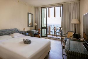 Deluxe Double or Twin Room with Sea View room in UNAHOTELS Capotaormina