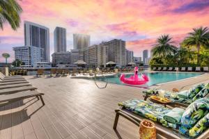 Modern Condo - Amazing Pool - Gym - Balcony