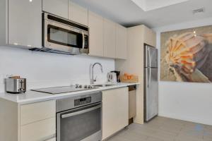 Modern 2 BR - Beachwalk Resort - Pool - Gym