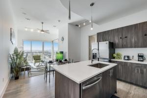 Snazzy loft style 2BR I Gym I Parking I Workspace