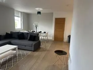 Spacious, bright 2 bed flat with 1 S/king bed. - Kelvedon Hatch