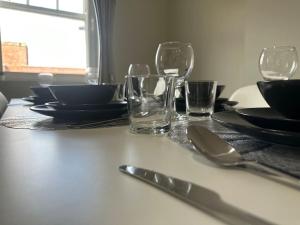 Spacious, bright 2 bed flat with 1 Sking bed.