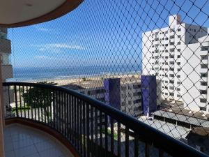 Apto com Varanda e Churrasqueira - 30 m da Praia