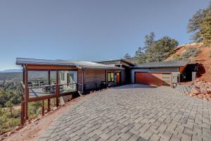 Hot Tub and Panoramic Mtn Views Pine Retreat!