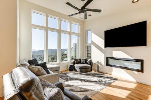 Hot Tub and Panoramic Mtn Views Pine Retreat!