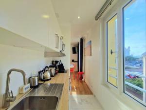 2 Pièces, face casino, 20 mètres plage.