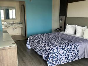 Standard Room with One King Bed - Non-Smoking room in Days Inn by Wyndham El Paso Airport East