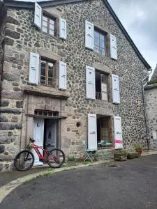 Maison auvergnate rénovée et confortable - Albepierre Maison auvergnate rénovée et confortable - Albepierre