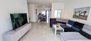Seaside Serenity - Luxe Penthouse - near the beach