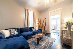 Walk to the Strand & Beach: Updated Victorian Gem
