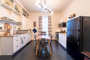 Walk to the Strand & Beach: Updated Victorian Gem