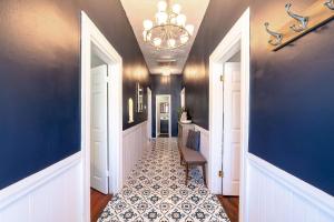 Walk to the Strand & Beach: Updated Victorian Gem