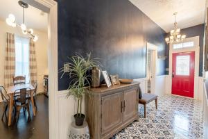 Walk to the Strand & Beach: Updated Victorian Gem