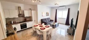 Seaside Serenity 8 - few mins walk to the beach - Kortin it-Twil