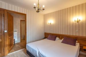Hotels Hotel De La Cloche : photos des chambres