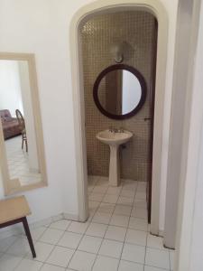 POUCOS PASSOS da PRAIA da Enseada, MELHOR praia do Guaruja e ao lado de vários estabelecimentos, podendo fazer tudo a pé !