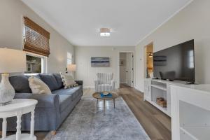 Beachy 3BD Bungalow One Block from Scenic Walkway