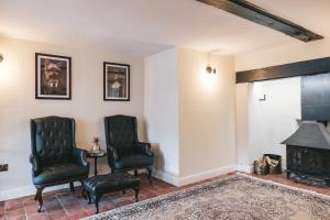 Large 9 Bedroom House for Families and Work Crews Hot Tub Parking Wi-Fi