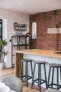 Large 9 Bedroom House for Families and Work Crews Hot Tub Parking Wi-Fi