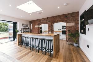 Large 9 Bedroom House for Families and Work Crews Hot Tub Parking Wi-Fi