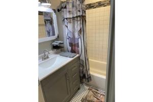 StockYards!-1 block away ! Cowboy Cottage sleeps 9