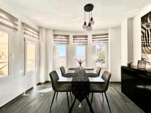 Apartamento de lujo con piscina y vistas al mar en Torrevieja