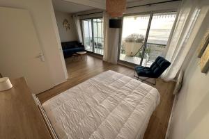 Family cocoon on the seafront