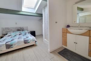 Studio in quiet residence with pool