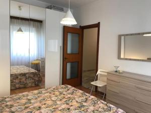 Three rooms close to the sea and services