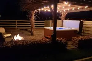 6 King Bedrooms, Sleeps 20, 8 Rooms, Bikes, HotTub - Lindon