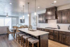 Canyon Crest Escape