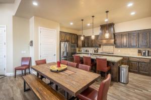 9th Hole Clubhouse Stroll