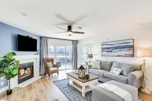 Regatta Bay Condo with Balcony and Water Views! - Four Seasons