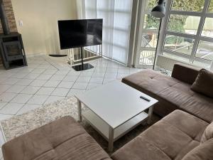 Ferienhaus mit Privatparkplatz, Terrasse und Stadtnähe