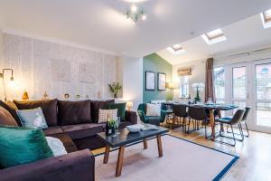 NEW! Incredible Home In Northwich By 53 Degrees Property, Perfect For Groups, FREE Parking!