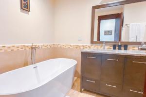 Seaview Oasis 1-BR Suite in Crocs casino resort