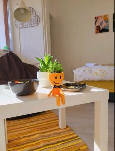 City Center White Apartment!