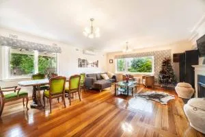 Spacious 3+2BR* house secluded in leafy gardens - 维勒希尔