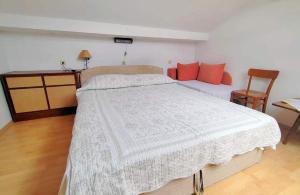 Apartments with parking space Rab - 22497