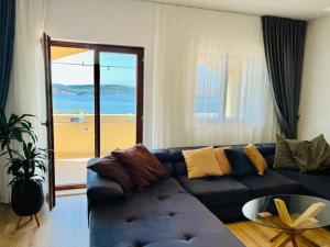 Apartments with parking space Trogir - 22505