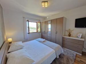 Apartments with parking space Trogir - 22505