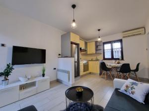 Apartments with parking space Crikvenica - 22581